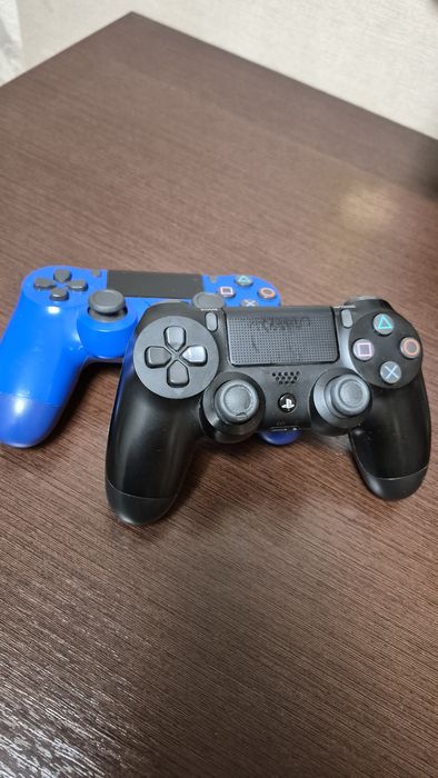 Продам Playstation 4 Slim +2 геймпада