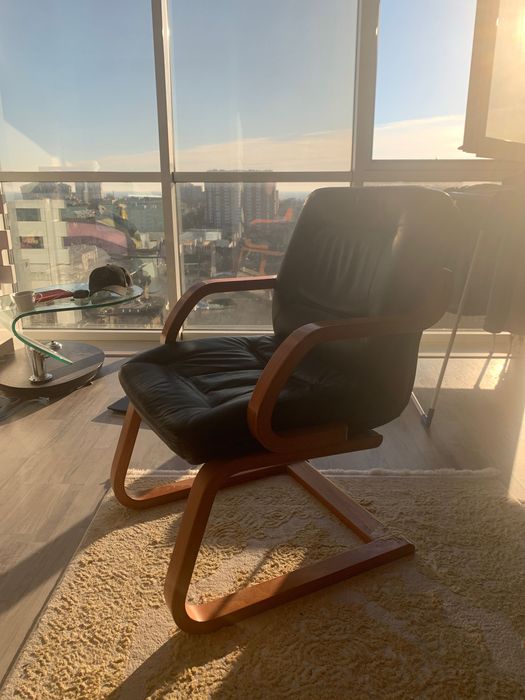 Кожаное кресло-качалка