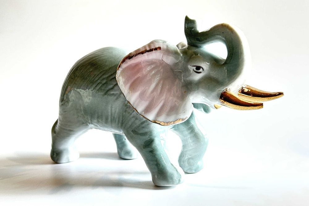 Figurka porcelanowa: „Słoń radosny”
