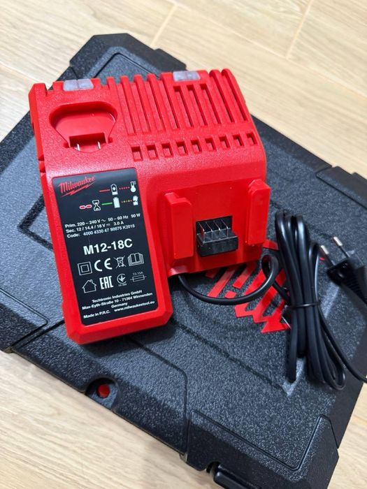 Акумуляторний шурупокрут Milwaukee M18