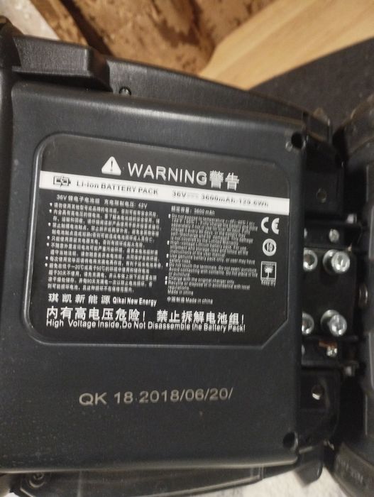 Гіроскутер з зарядним пристроєм в робочому стані