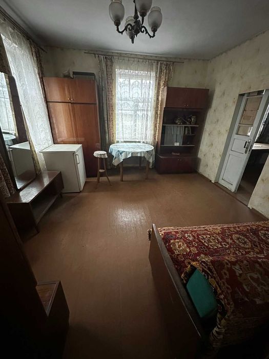Частина будинку з власним входом, супер локація, мінімальне оформлення