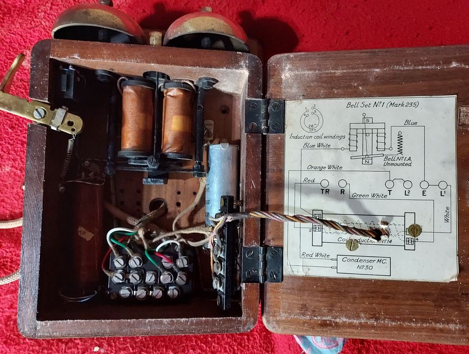 Telefone antigo de parede