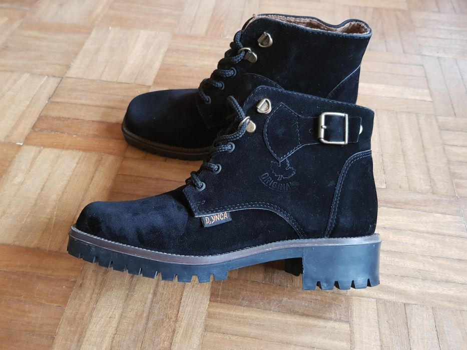 Botas pretas de camurça