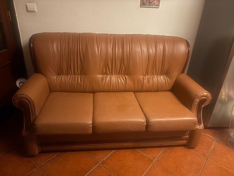 Sofás  para desocupar,em bom estado. Com sinais de uso.