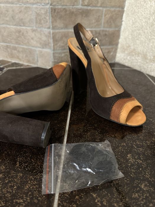 Босоніжки на підборах