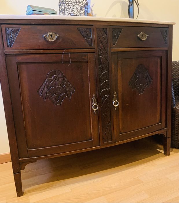 Móvel em madeira com tampo em pedra mármore