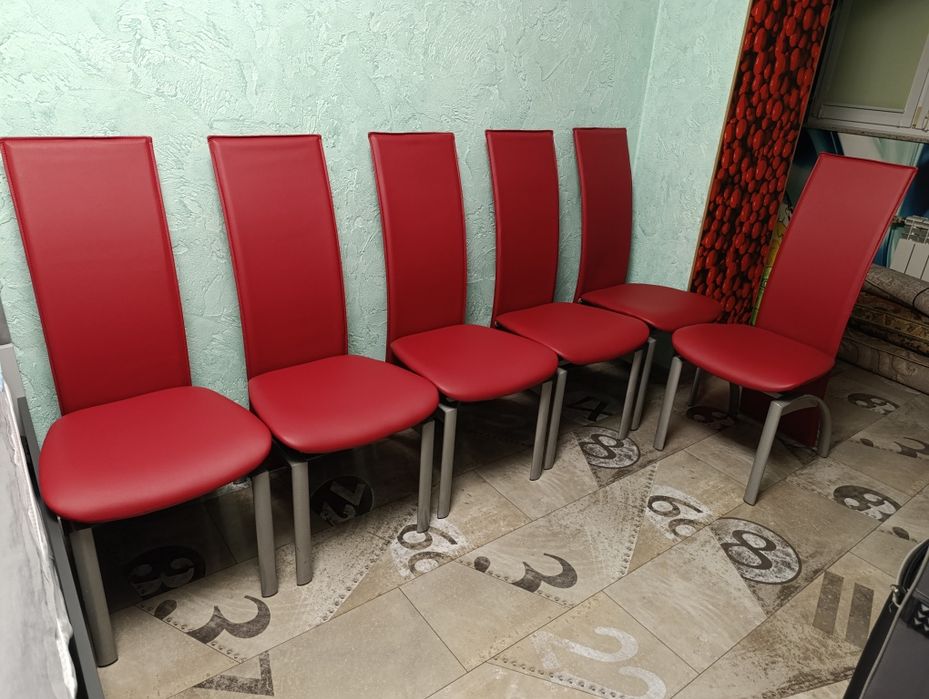 Стол с комплектом стульев