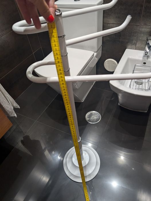Toalheiro de pé branco