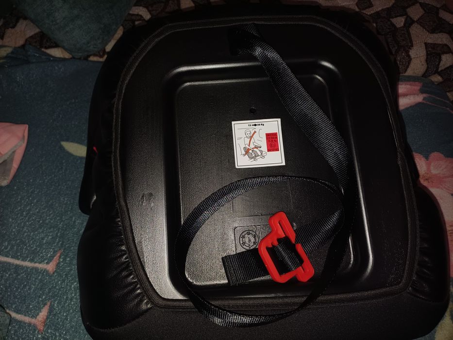 Бустер для дитини в авто