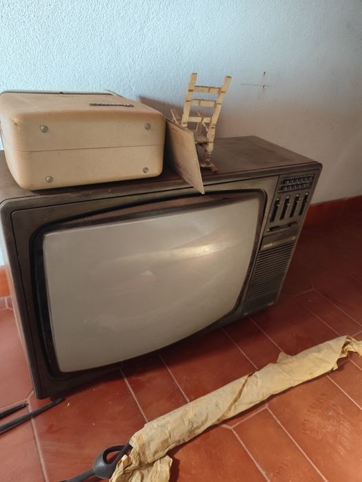 Mobiliário em Madeira Maciça e outras velharias