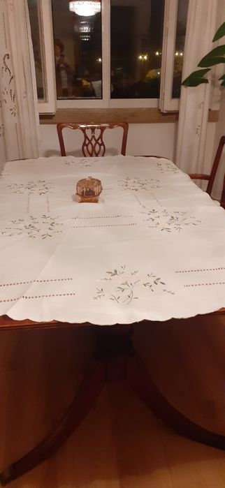 Encantadora Toalha de Linho Bordados Manuais