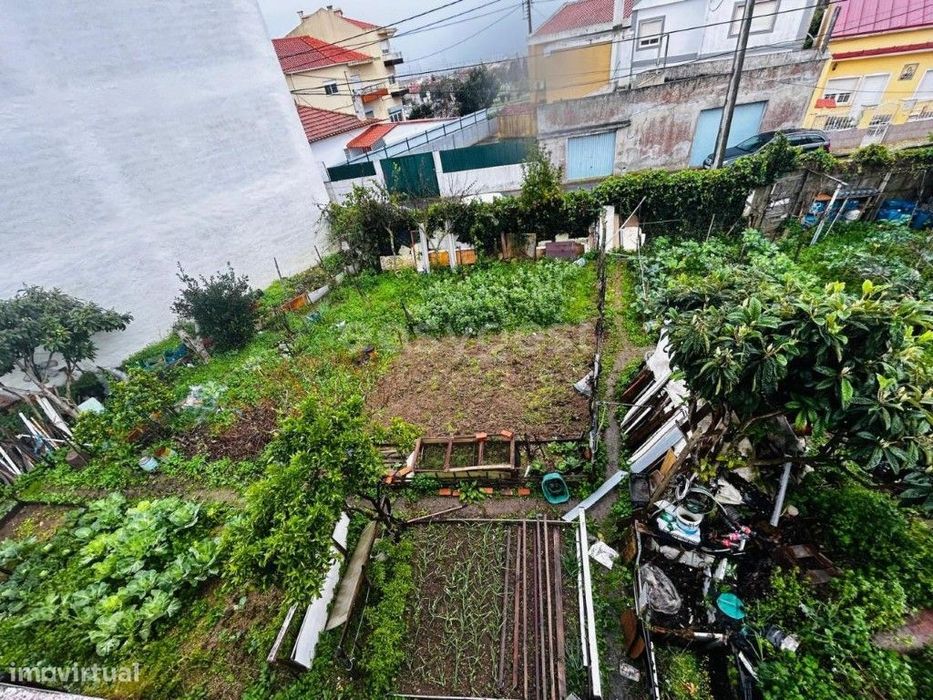 Terreno com 415 m2 no Catujal a 10 minutos do Parque das Nações