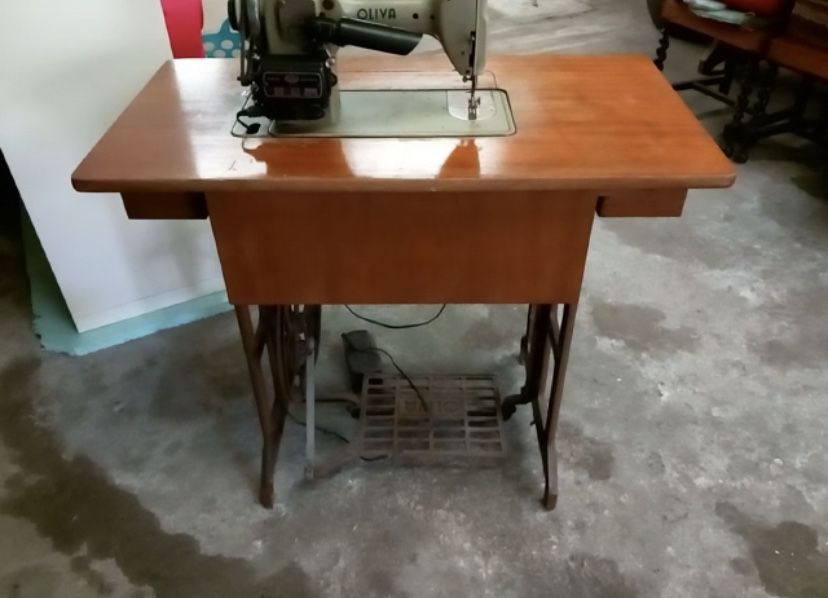 Máquina de costura elétrica com mesa e pedais