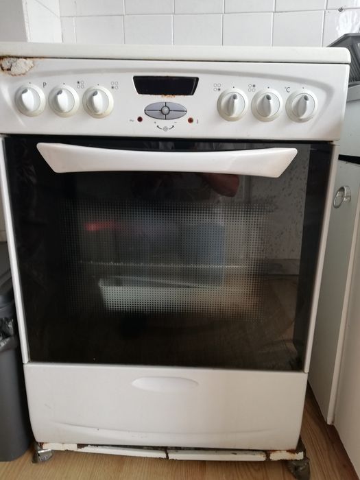 Fogão eléctrico a precisar de arranjos