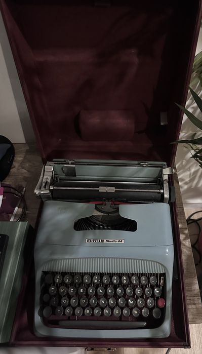 Máquina de escrever Olivetti Studio 44