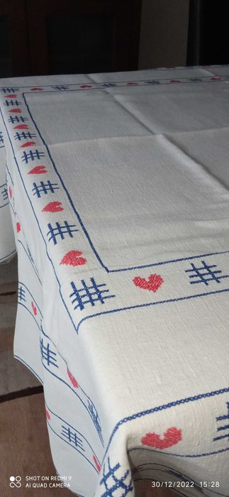 Toalha de linho branco, bordada a ponto cruz.