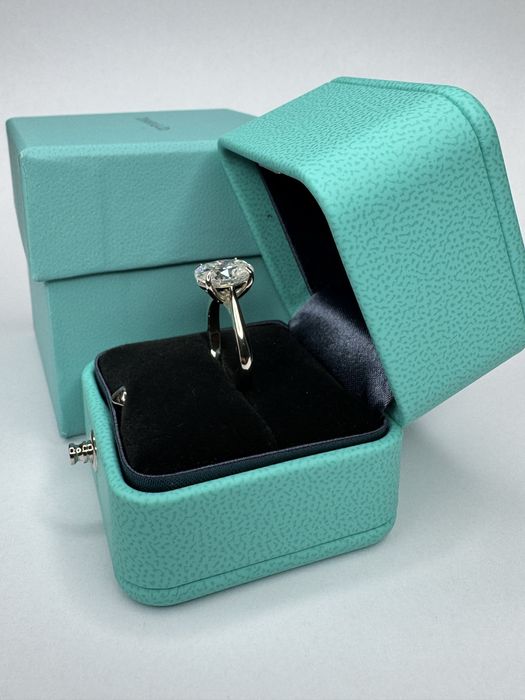 Каблучка в білому золоті з діамантом в стилі Tiffany Novo