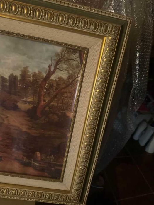 Quadro com armação em madeira dourada