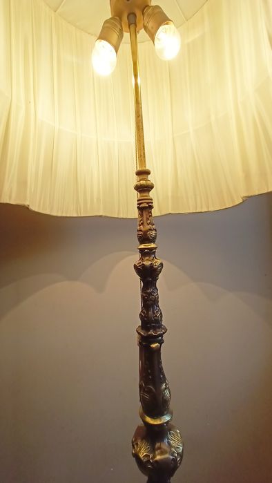 Stara lampa podłogowa z mosiądzu.