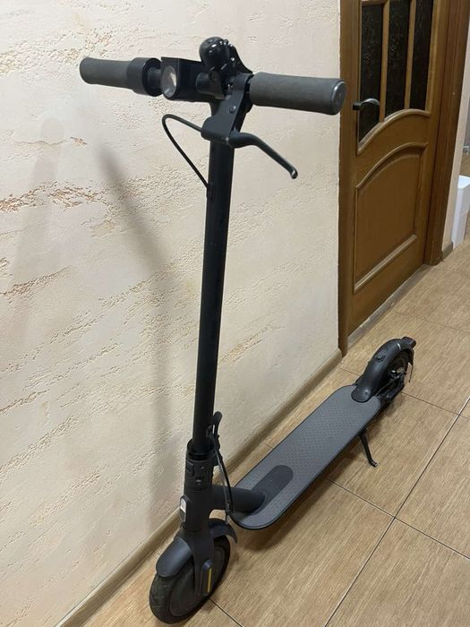 Електросамокат Xiaomi Mi Electric Scooter Essential