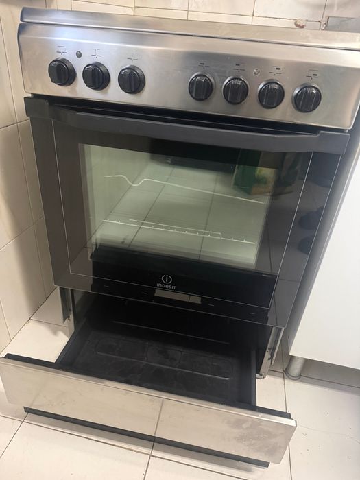 Fogão elétrico Indesit com forno