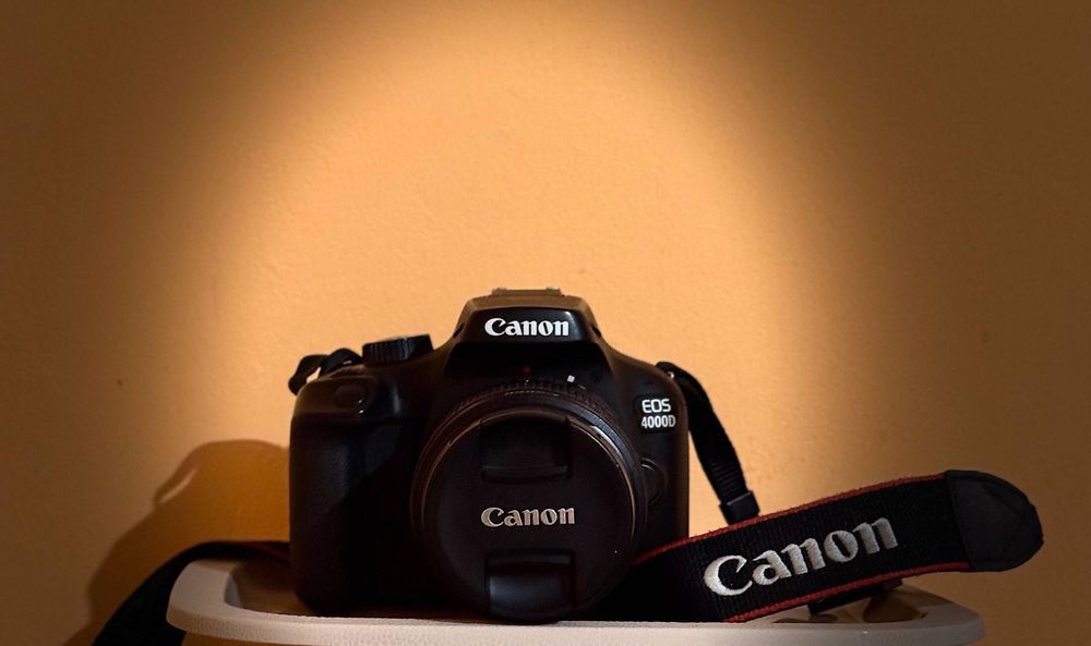 Дзеркальний фотоапарат Canon EOS 4000D Kit 18-55mm (Стан гарний)