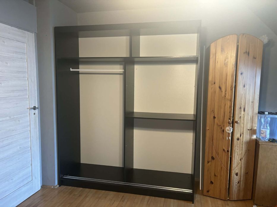 Szafa przesuwana z dużym lustrem