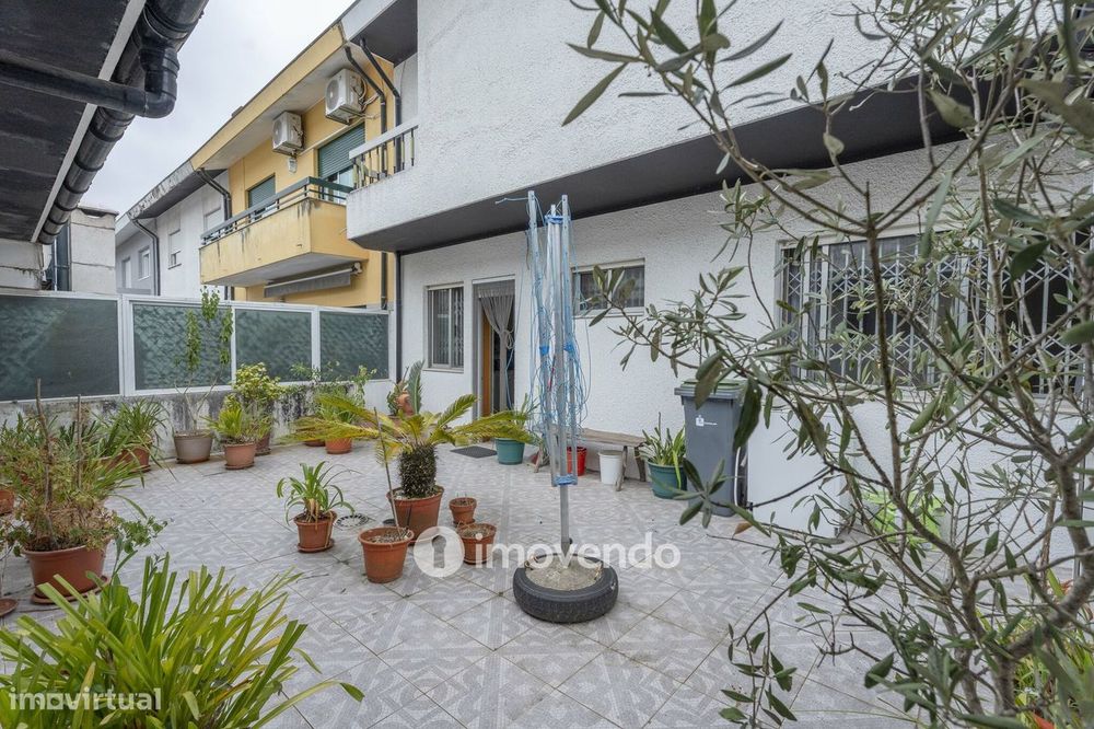 Moradia T4 com garagem, em Vila Nova da Telha, na Maia