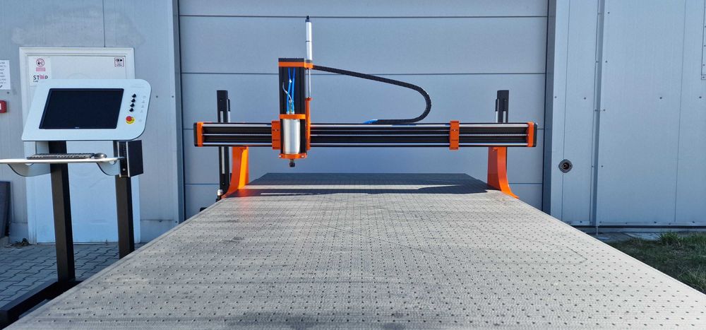 Ploter frezujący CNC BlackMill 1624 – frezarka do drewna i plexi