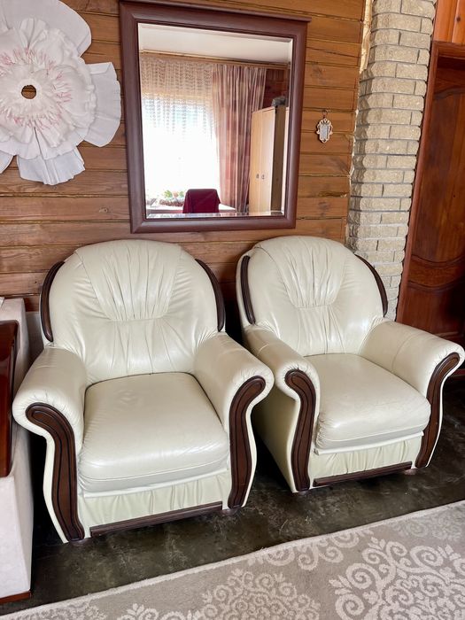 Бежевий шкіряний комплект мягкої частини диван і два крісла
