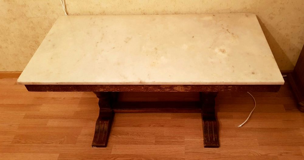 Журнальный столик с мраморной столешницей, в отличном состоянии