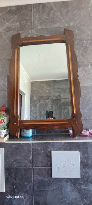 Lustro w drewnianej oprawie