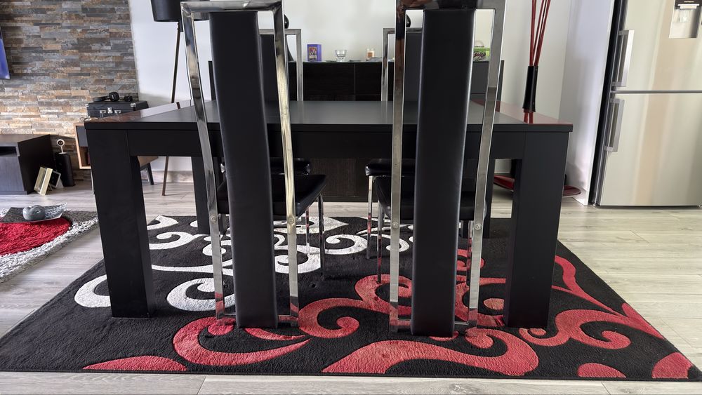 Vendo mesa de sala extensível + 4 cadeiras +tapete. Tudo em otimo estado.