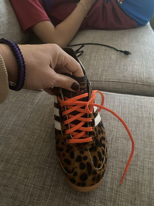 Червоні UGG в пілвці