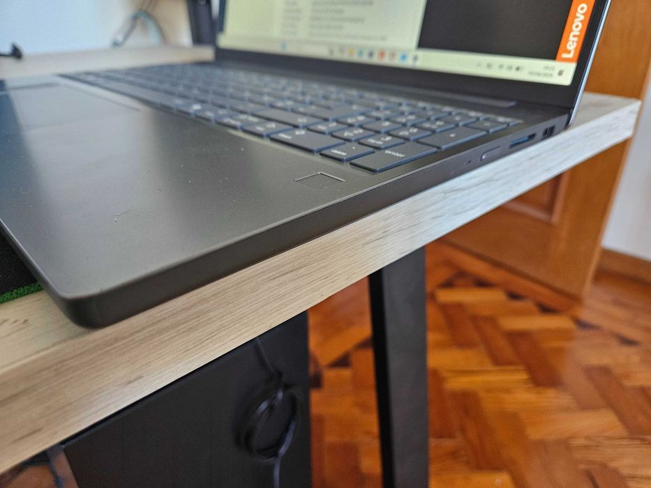 Portátil Lenovo Ideapad Slim 3 15q8x10-356 (Snapdragon X X1-26-100, 24GB,1TB) c/3 anos garantia