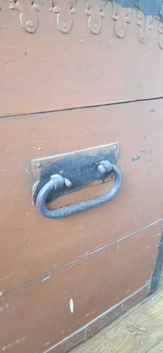 Сундук деревянный с кованой фурнитурой старинный