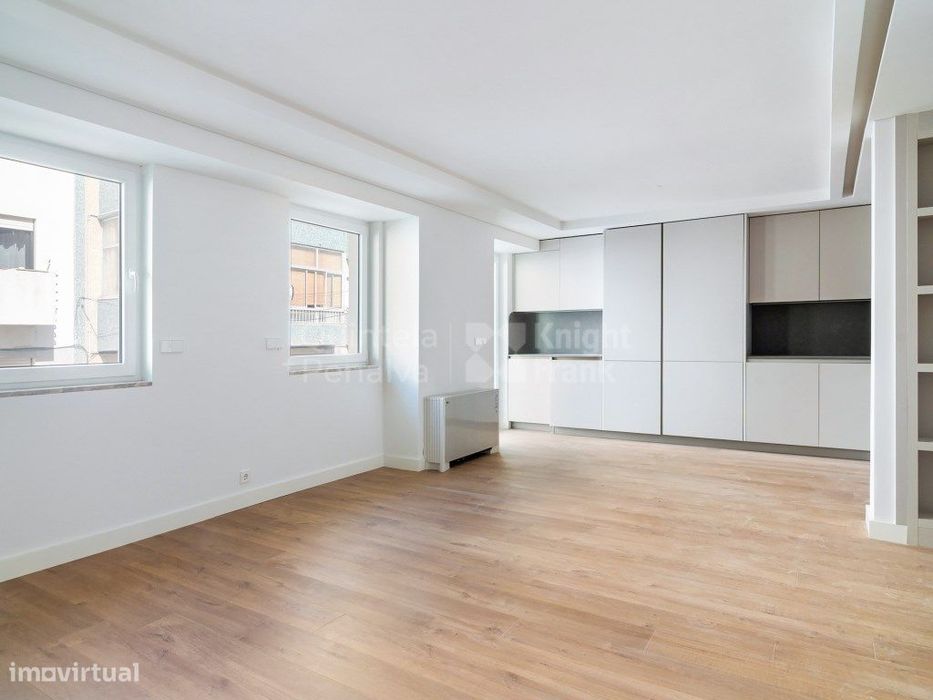Apartamento T2 com varanda para arrendamento em Algés