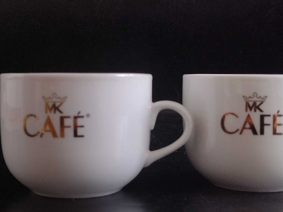 MK Cafe logo złote po obu stronach filiżanki para
