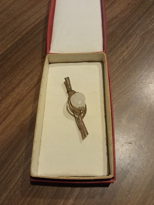 Broszka PRL z białym kamieniem