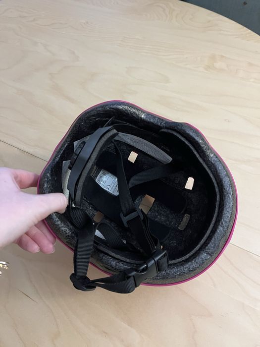 Różowy kask dla dziecka