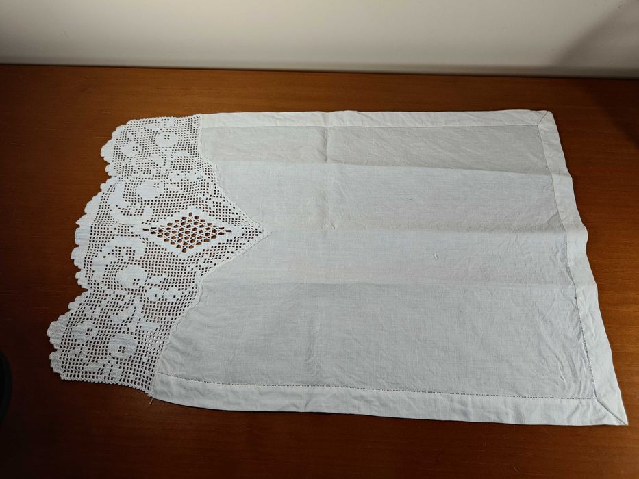 Toalha de cerimónia religiosa, tecido com detalhe em crochet branco