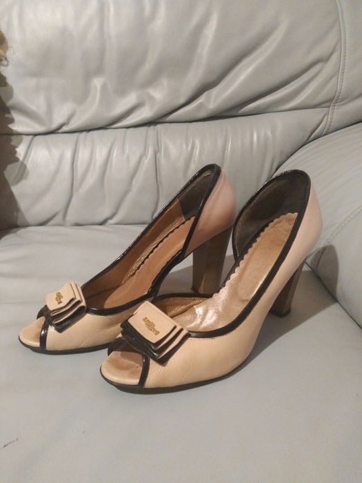 Шкіряні туфлі на каблуку.