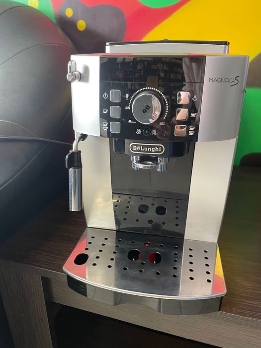 Кавова машина Delonghi magnifica S