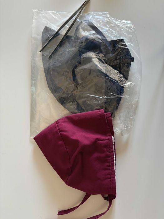 Fartuch anatomiczny/prosektoryjny + 2 czepki + pęseta