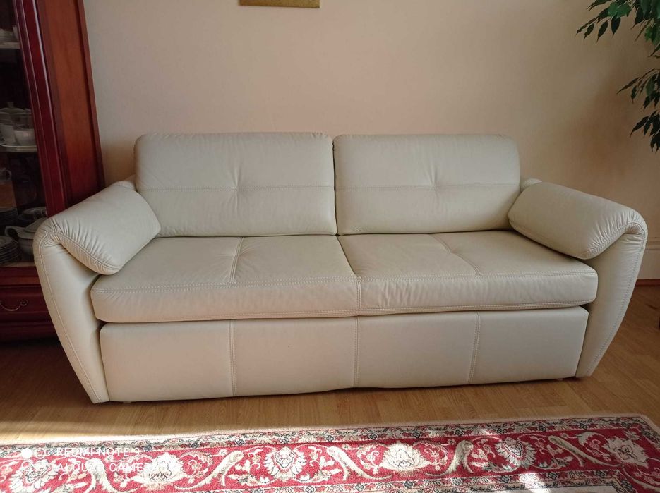 Wygodna kanapa z naturalnej skóry, ecru, stan bdb, funkcja spania