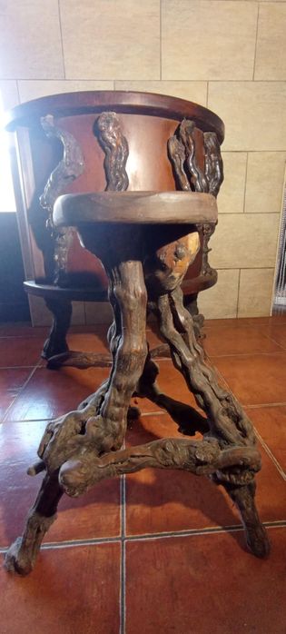 Bar de madeira e banco