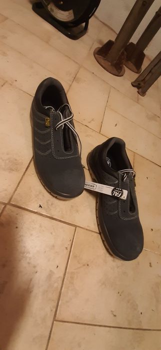 Sapatos biqueira e sola de aço N°42 NOVOS