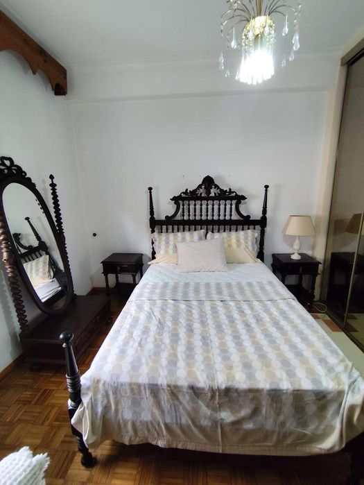Quarto mobiliado com cama de casal