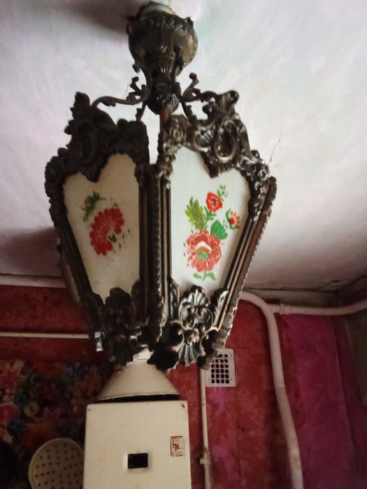 Старовинна бронзова люстра прикрашена ручним розписом  квітів